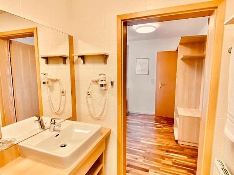 5D40C08E57E3C209575D33727CBC325B