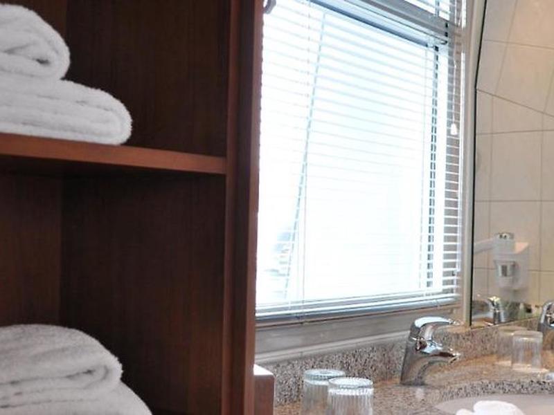 76B9ABDBF7CB4C50A055A07F17B2B64A