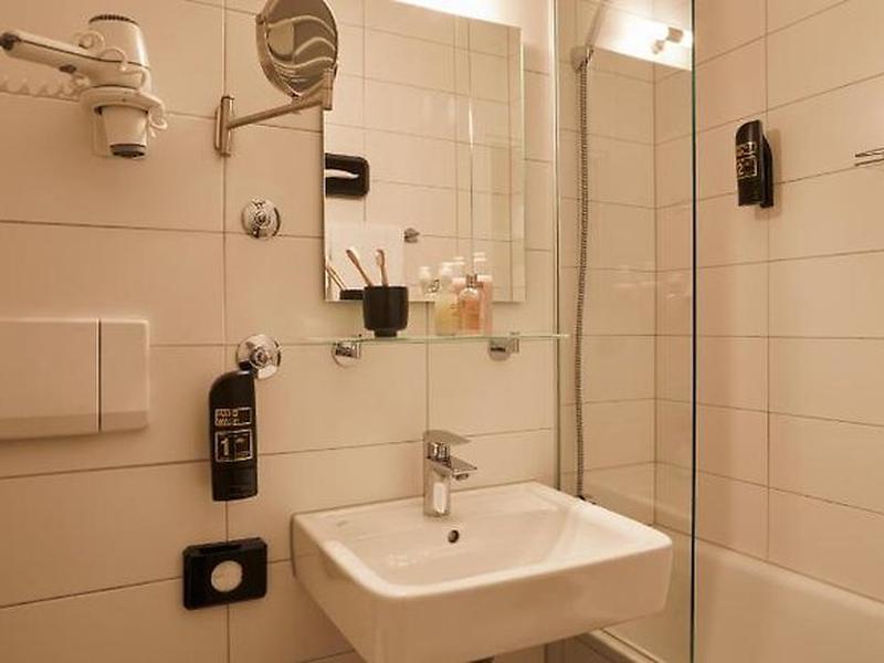 CD74E85233E90C9C6B7FA93BE065BFD1