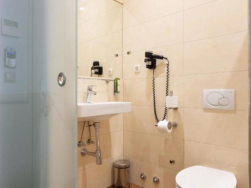 E564B641A30EDE1120AE04BC4DDAF15D