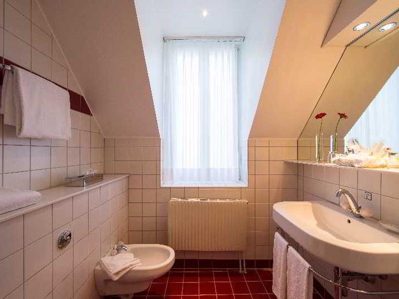 D72C33156AE6BE209E36F5AD5AFBA36A