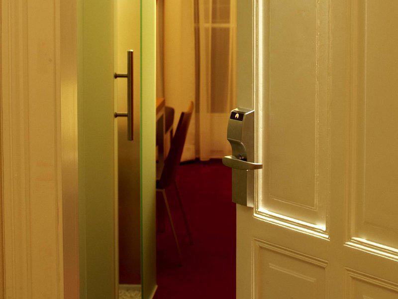 304AC200A203457D45846D38E18DD32B