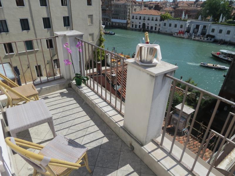 94E52634F88906D26D19CDAAD7AF41BA