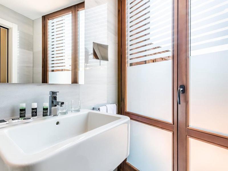 5B980AE2A801BB7F3F5F47EBE222F46A