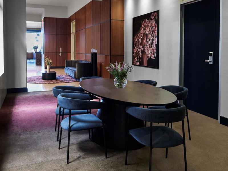 679240A0C96E44938B614C805B88D4E9