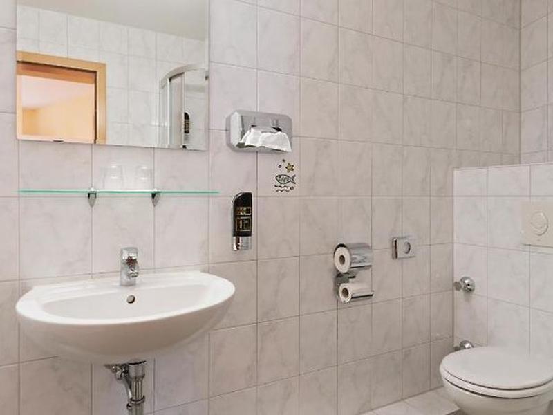 E8C63A04845A0E697D5C1BA3705AD5D3