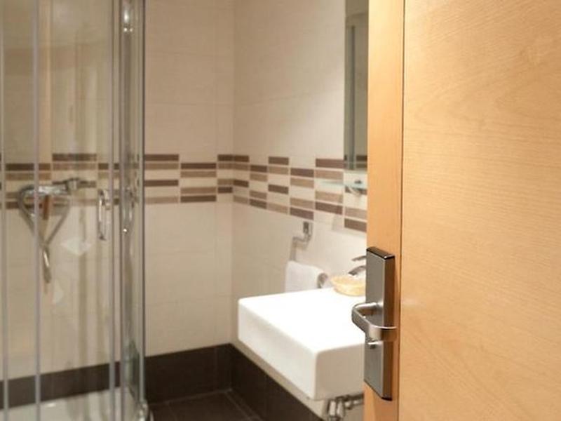 01C42AE700308DF867622CDEAC06313C