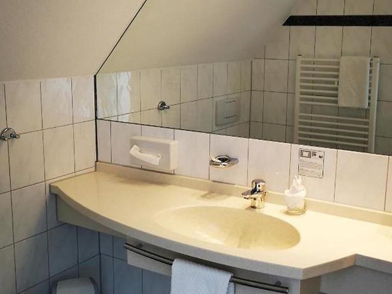 ECEF75A9AAD5A777541B551F90006570