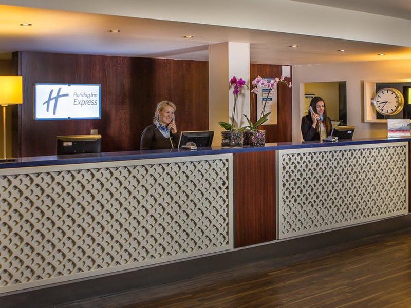 CEE0E45898E83B2B09D29D28AE59C438