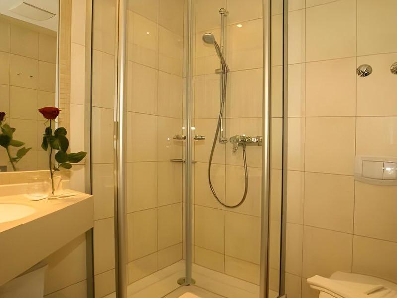 914275C7BDB0C0E0E0C89498D4B8C90E