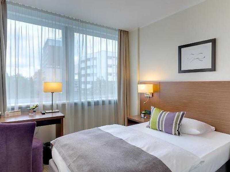 FB88B2E1F34C59CE825081E8C20BE1FB