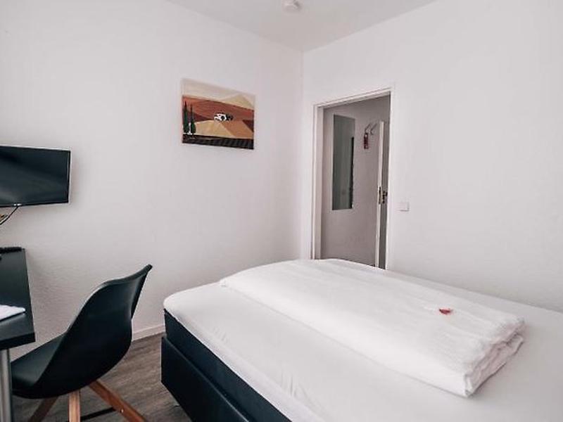 E1E4FB3A86841D9DC5EE0BD8A0F449E6