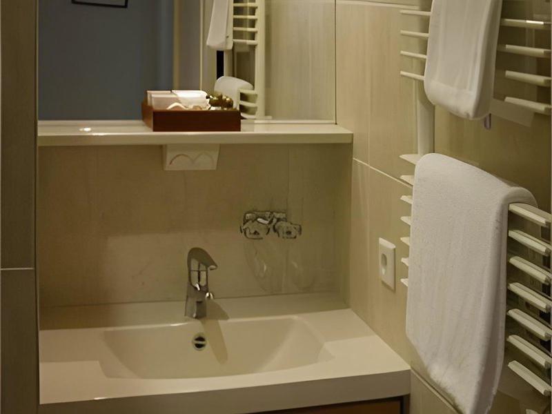 0D5F19DE3A7BCF44AA3F7D23295A20C6