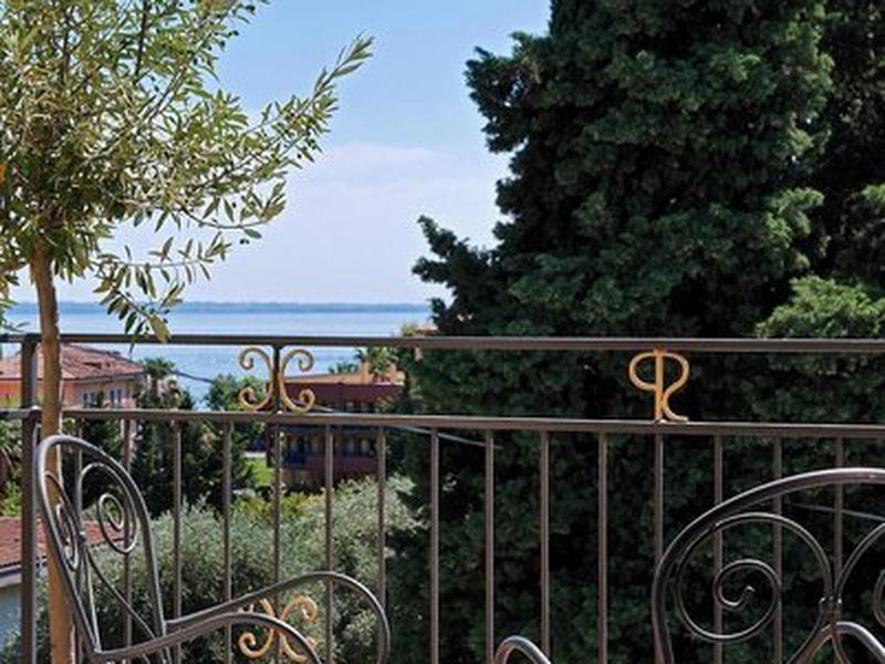 218B0B9DE5C54F336D837F2DC89A74C4