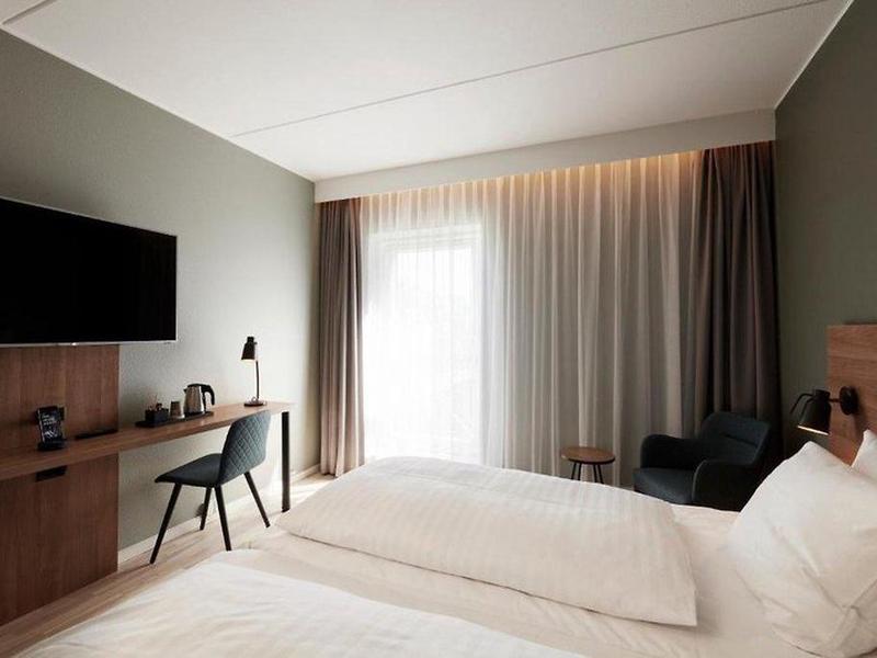 0440D68E93356F22F13C82C7225DA033