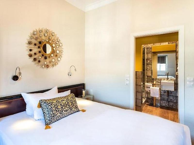 8166A001F042285BCA0E329B9A60D65E