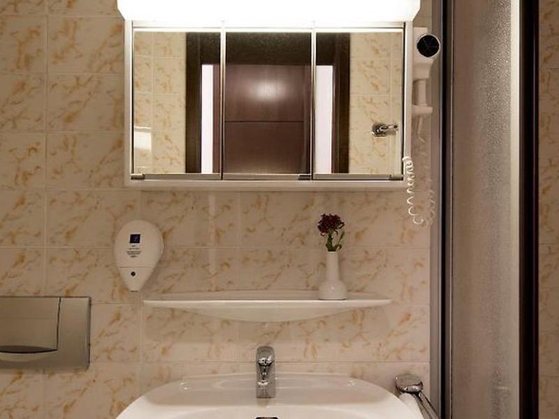 8ECDD6408320A7133985CA9FA0AF6B6A