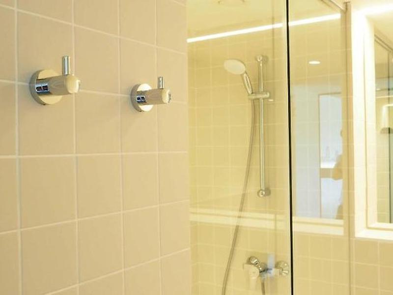 512BF7F3EF6B406A2C82BDC15F57C448