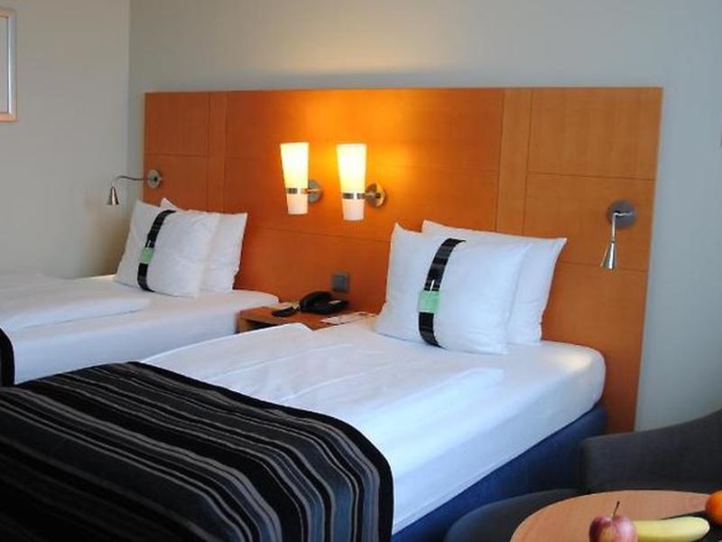 CDAD92AAF896E339B41BE7004887F073