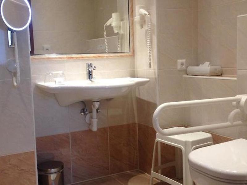 70F3179E762EFF389E5EBC26AE97E04A