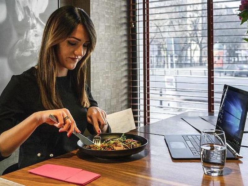 998DF9D4F124FE82C8F0B5D609DCE15C