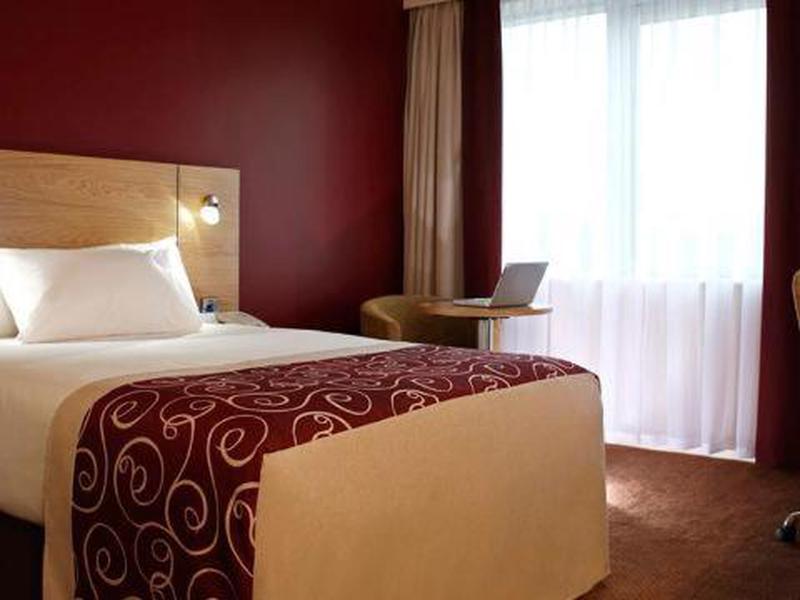 69AC60F4DFBAA47E44C577B770040D40