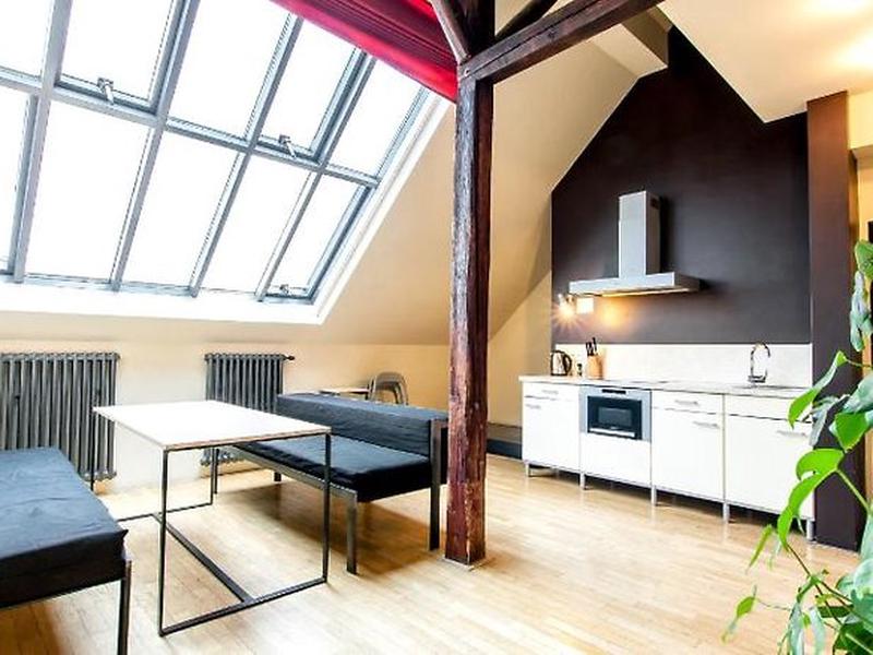 C0C08A3B5B511F5D7E16FD676C99815E