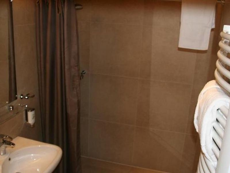 FB857D629816D9F4B04A48201729D924