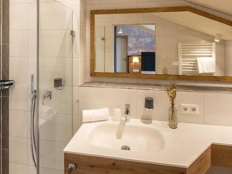 E4D6BE680AD351EDF44EA9084DDF19A3