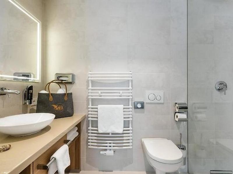 EFE729D90D63C4746A1EC28FB70D02B9