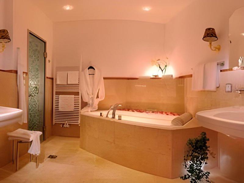 684EC48FC561E2DD8F3A8DC5EE253523