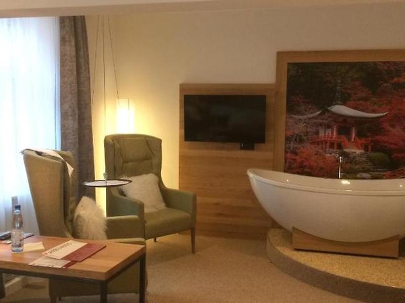 19136DAEAAFD1F9F7C39775FFED03B21