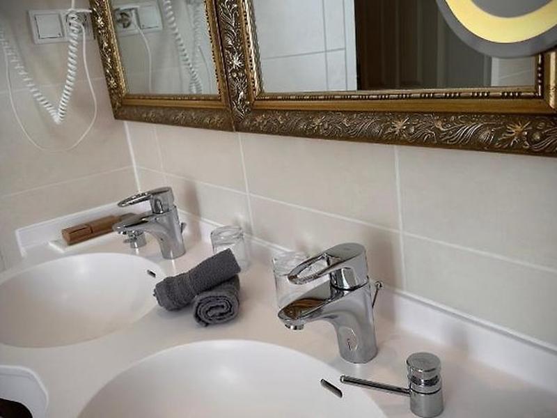 3B1C684EEF81737442C5AA46A6D90190