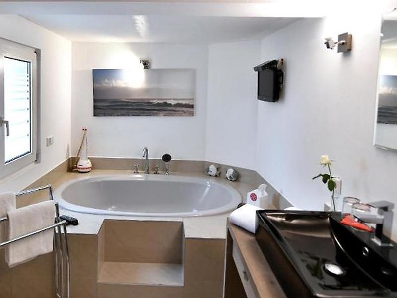 AB13C8DEC983418FEF3F74D17A78F54D