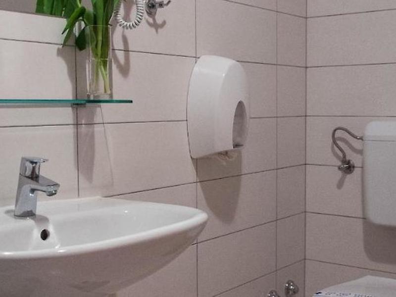 90E548669F99F27F97C18911D2ADDF9B