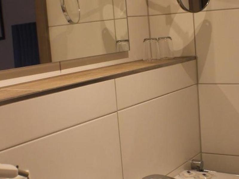 5F2B442A0DA0EF6889F9AF4EB6666402