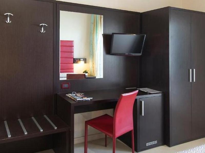 6476DB244E80B352A76B9C017777C7E1