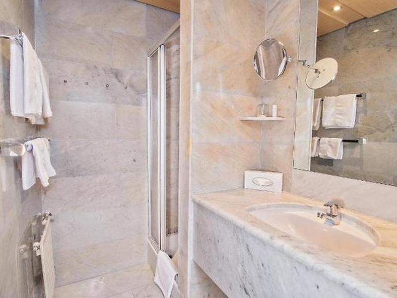 6168CA368B42A47E2B3CBD3C2A2842AB