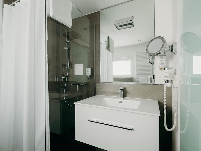 CAA32D7CB7103682610AF91B8B432BBE