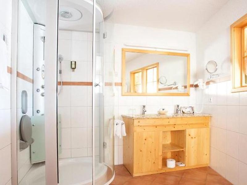 45054CD7993F3129D99CB813E2D8C053