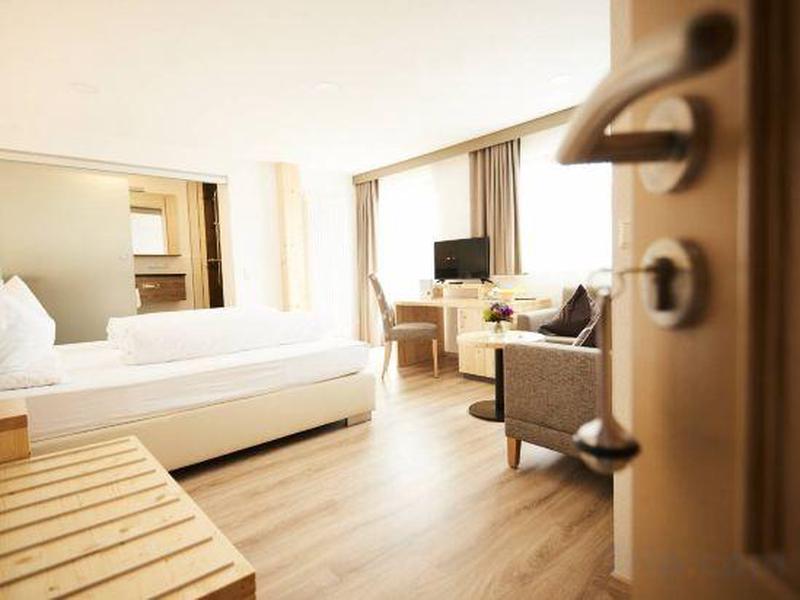 9FE9ED2A8B237ED231C678973CAED2FC