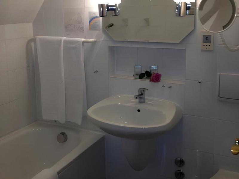 0EA0B50DDE9D4257BA9D4CE1A8CF7E82