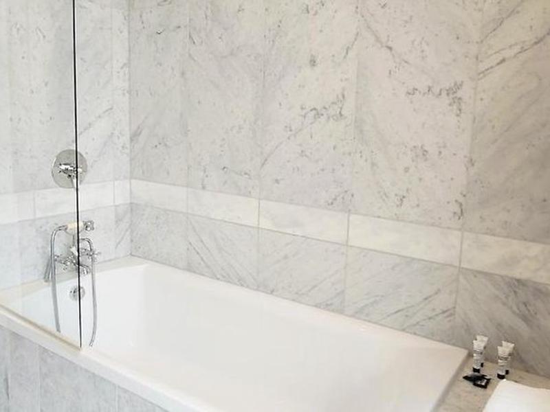 21730AC54FEFFD43EFDE9352164BF854