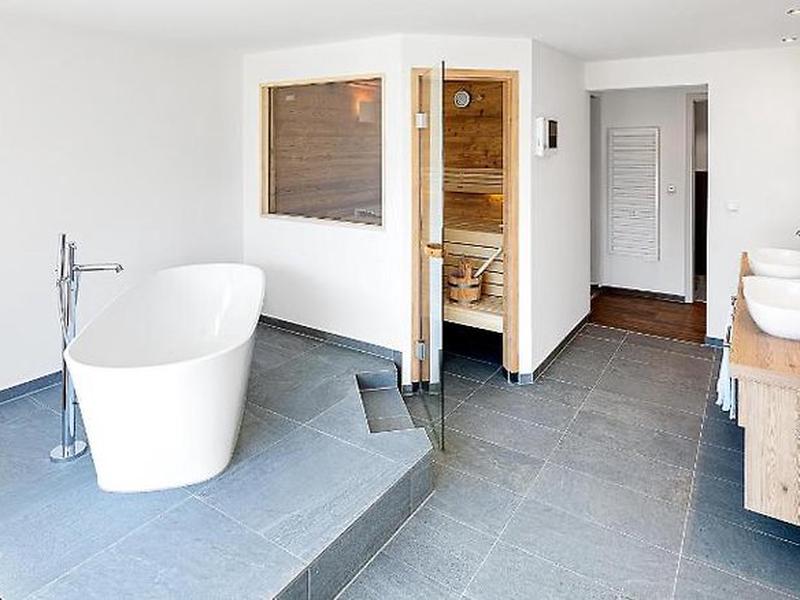 8385FEA3DFE4B06FF41D85F60C3F9BE3