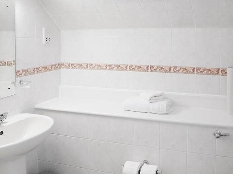 22DF103E21B5E951E2A7D66AA931B9C2