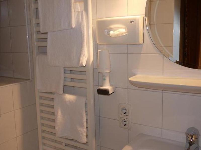 2B34E41C07639204DB1A1D594E8043AE