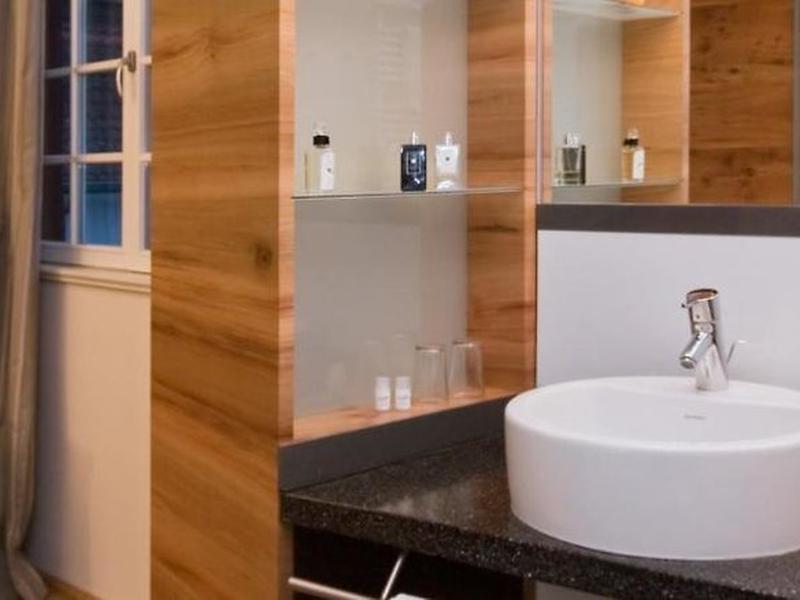 6B7488461A4EBC0375B730A2E565B69E