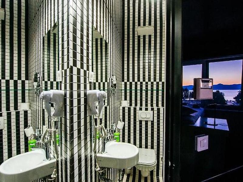 E0B69B2FF8DDE56D9FDFA71A9EB9F163