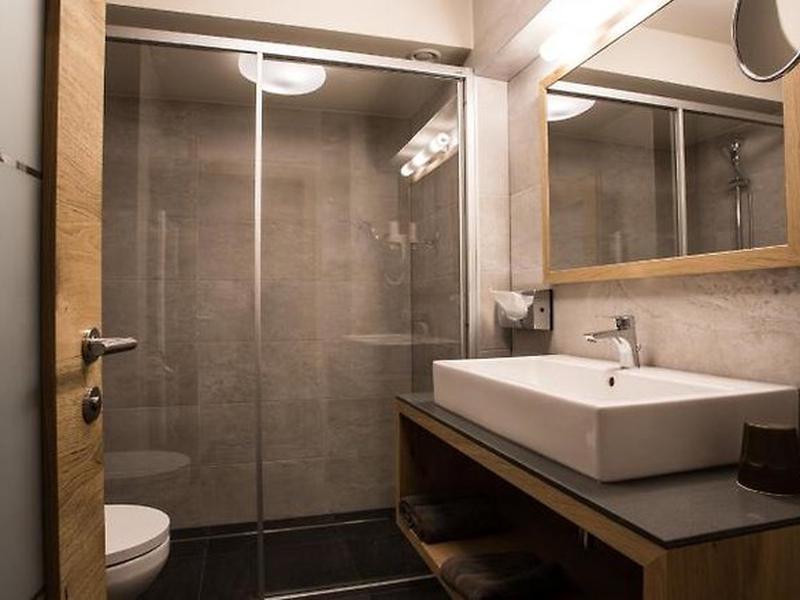 037F5E835B3F84279BFD4059AFBB8D4E