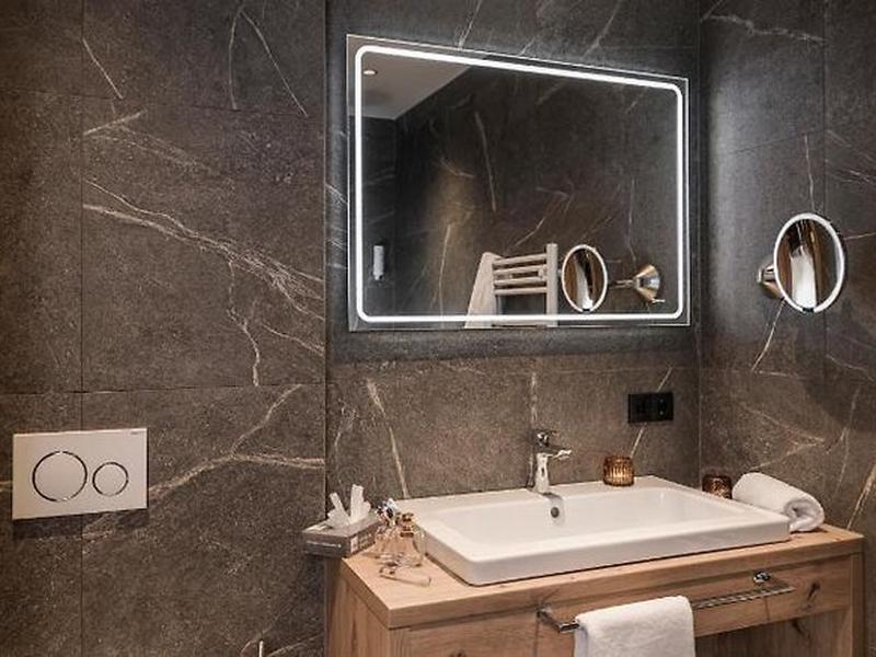 EB79DA8B0D3AF24D7A4B975A99FF8E5E